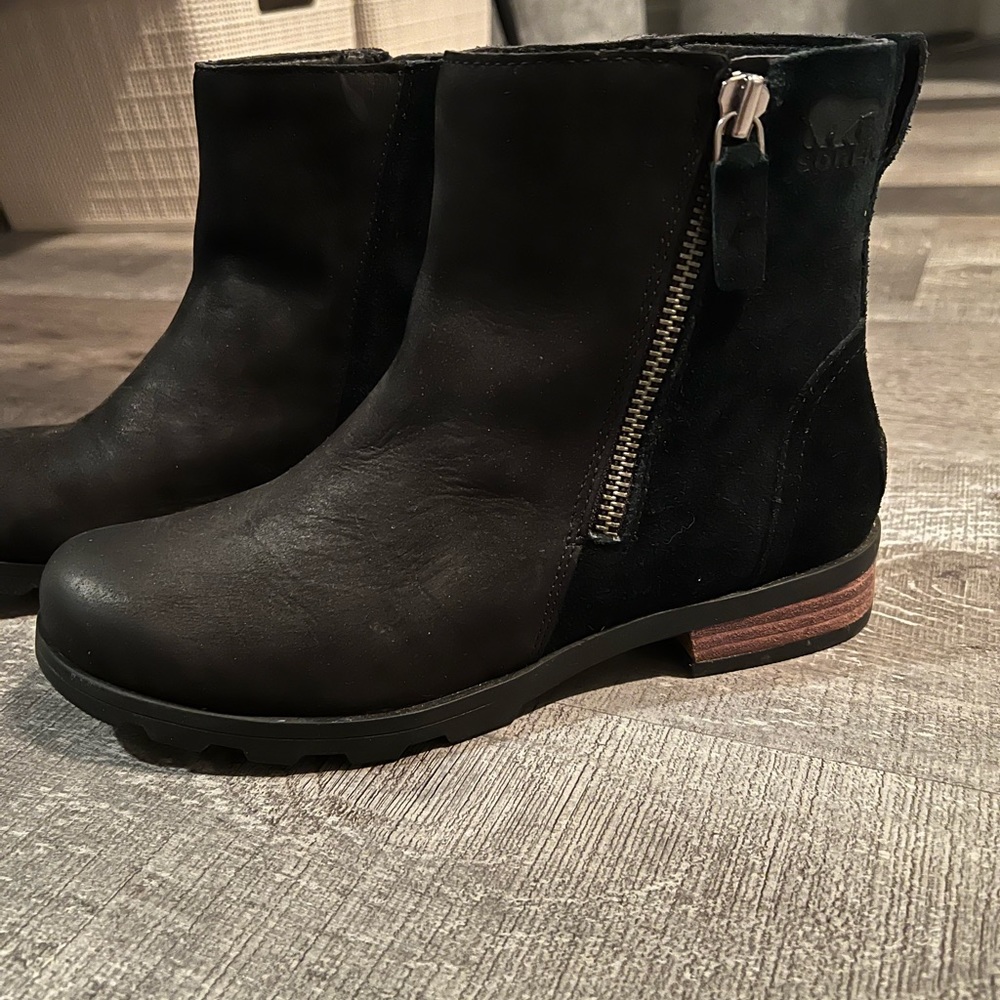 Sorel Waterproof Black Suede/Leather Two Tone Zip Up Bootie 7.5